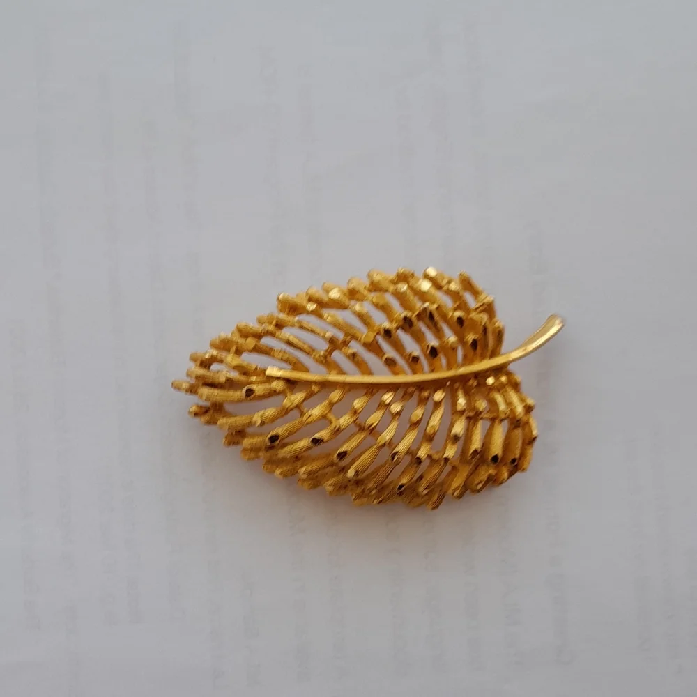 Vintage Elegant Gold Tone Leaf Brooch
